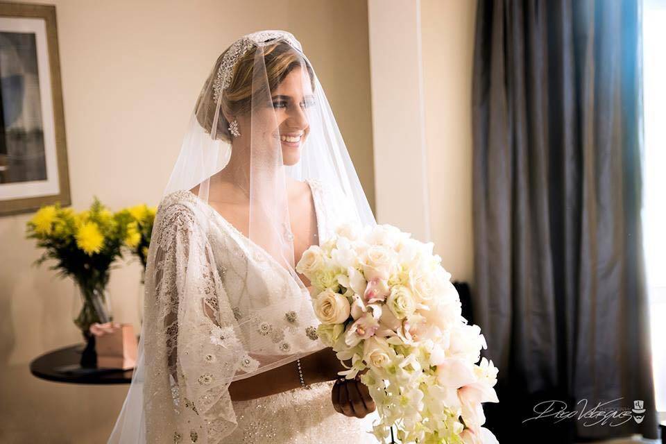 Athenas Wedding - Bride with bouquet