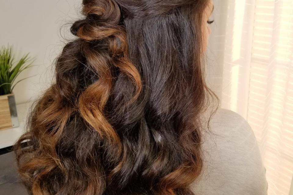 Loosely flowing curls