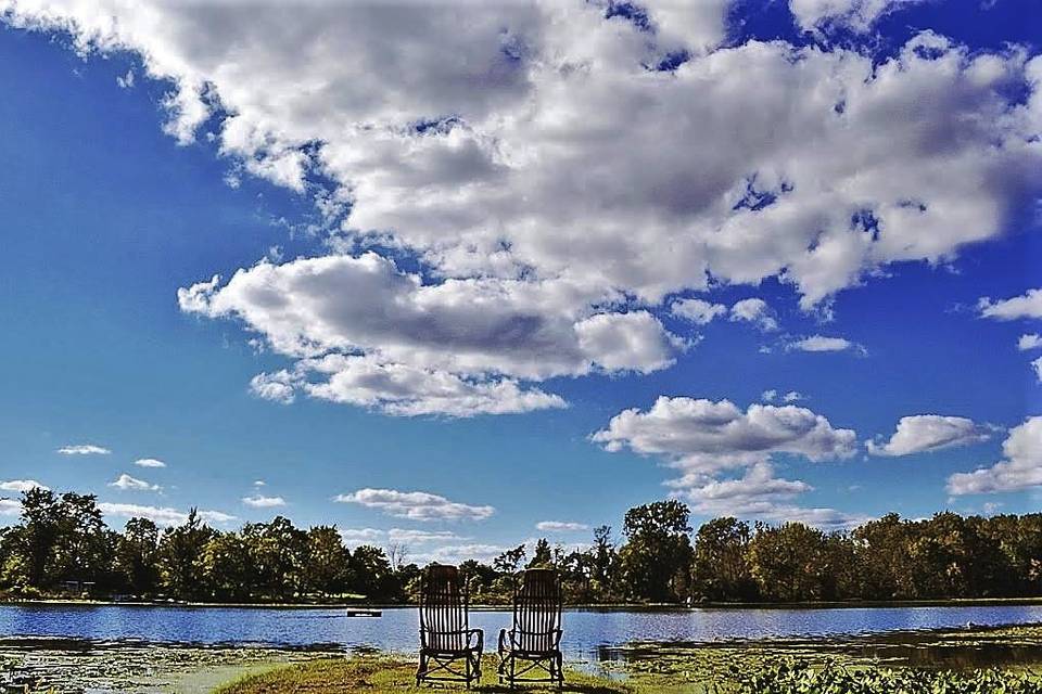 Enjoy natural beauty by the lake