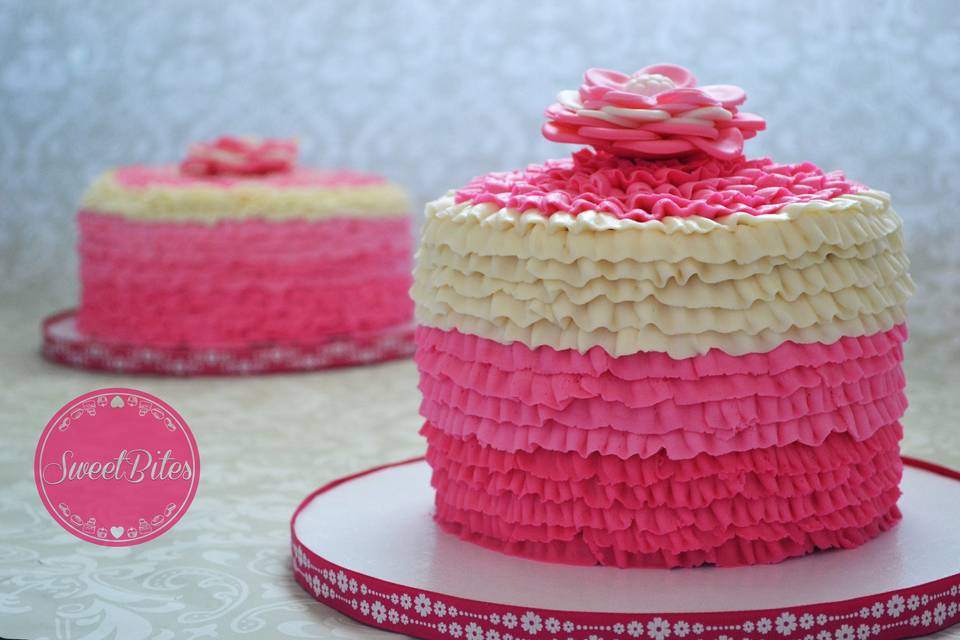 Single tier white and pink cake