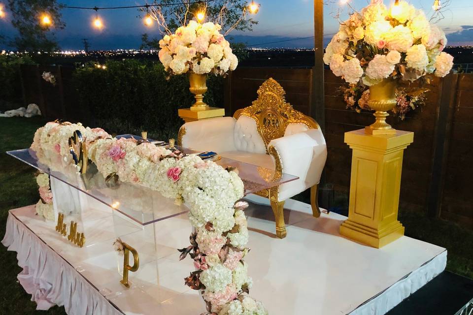 Wow! Sweetheart Table