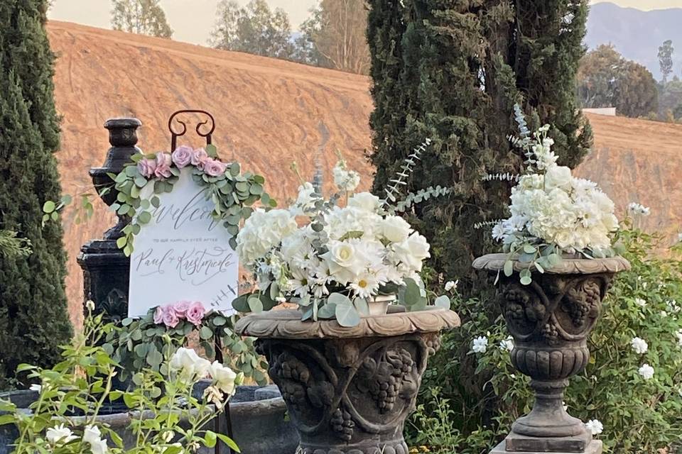 Beautiful outdoor wedding florals
