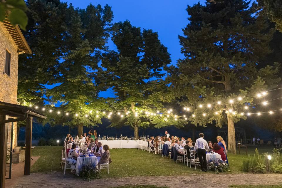 Al fresco wedding dinner