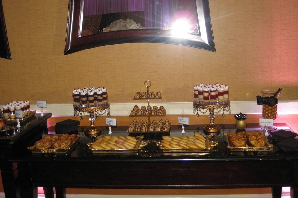 Pianka and Chintan dessert table.