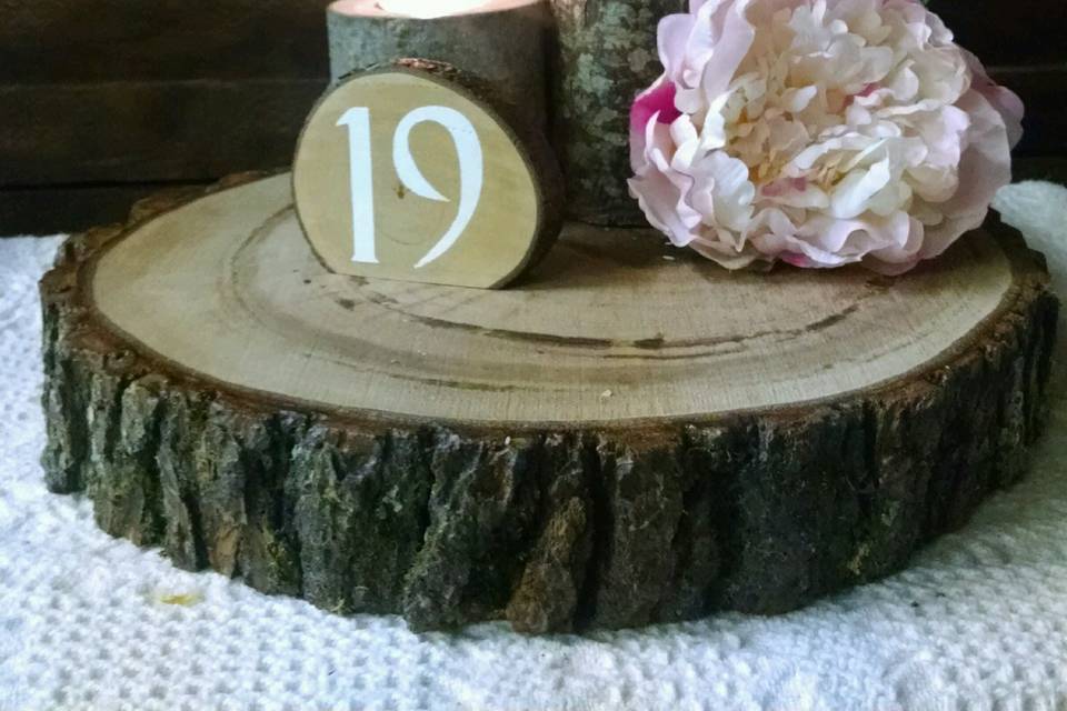 Log slab centerpiece with our log tealight holder and log slice table number.