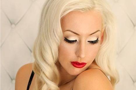 Vintage glam hair for this brides boudoir photoshoot