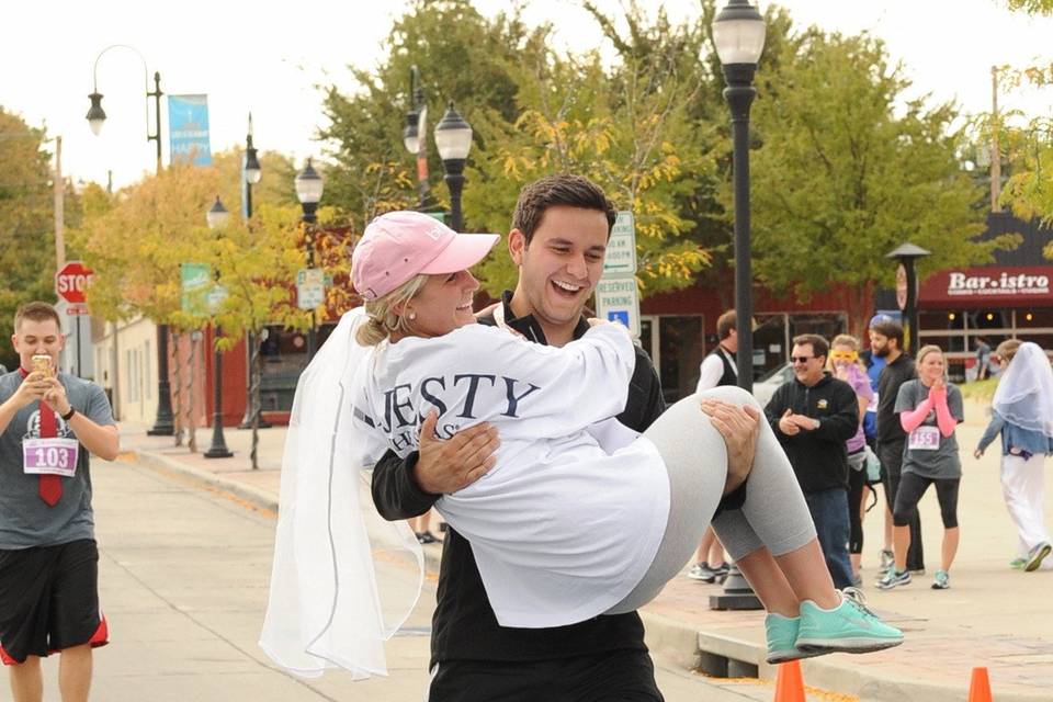 A 3.1 mile fun walk/run and bridal show in Kansas City for engaged couples and bridal parties. Dress up, celebrate & attend the post-race bridal expo!