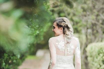 Garden bridal portrait at Laguna Gloria by Harper Blankenship.