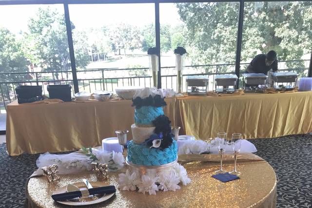 Cake cutting table