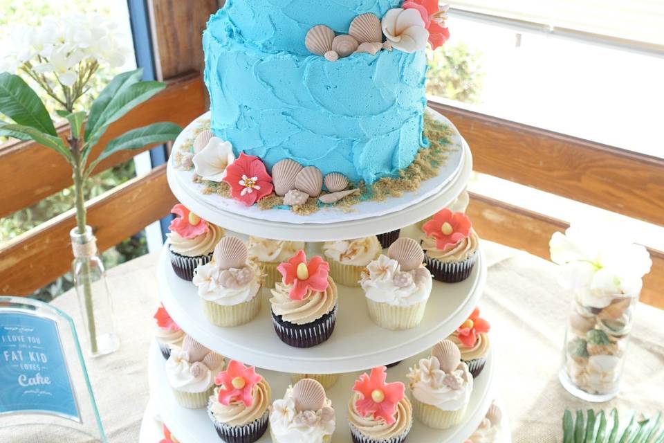 Seaside wedding cake and cupcakes
