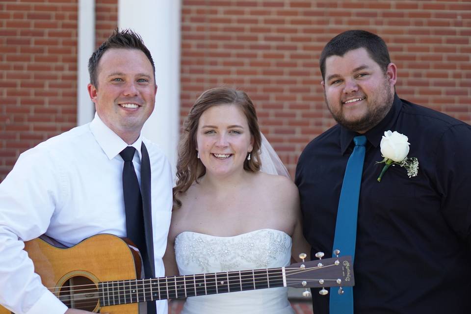 Bride and groom with the musician