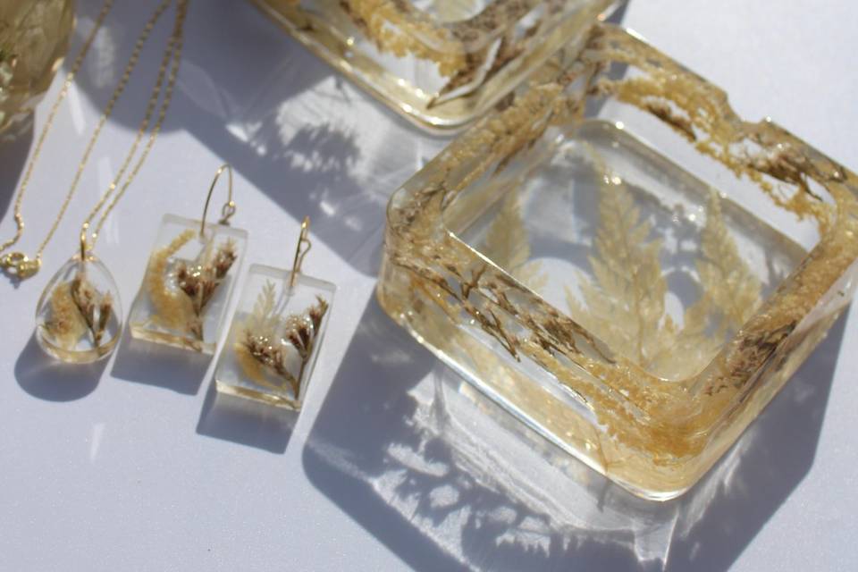 Trinket dishes & jewelry