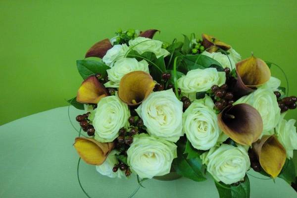 Bridemaids Bouquets With Brown Color Calas, Brown Hypericum Berries And Green Roses.