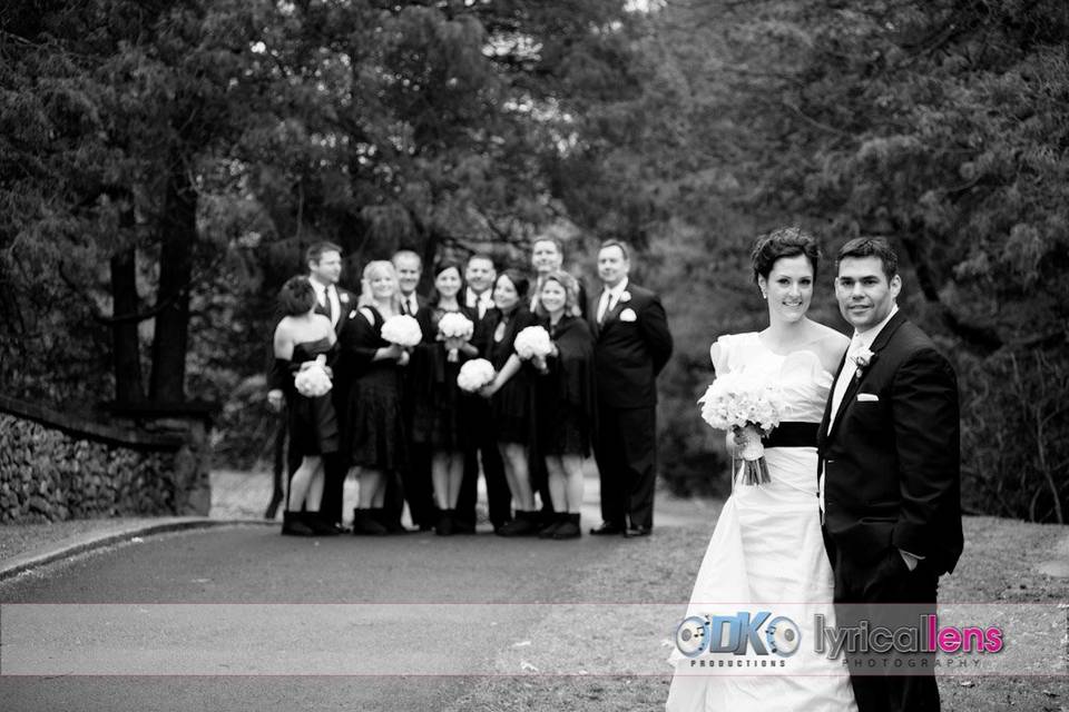 Couple with bridesmaids and groomsmen