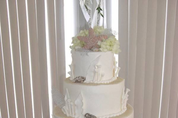 4-tier wedding cake with shells