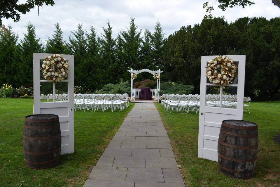 White and gold ceremony decor