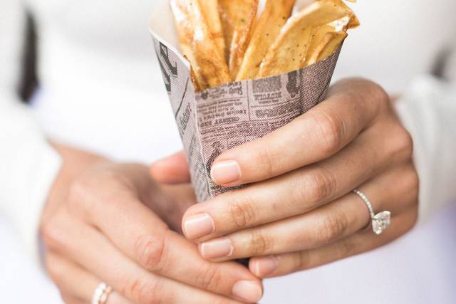 Homemade potato chips - photo: Tyler + Lindsey