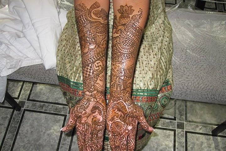 Bridal Henna Artist - Dipti Desai - Specializing in Bridal hair, make up, saree draping and Mehndi