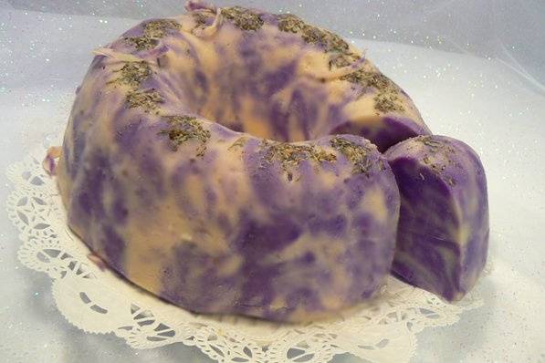 Soap bundt cake in lavender. A fantastic idea for shower favors.