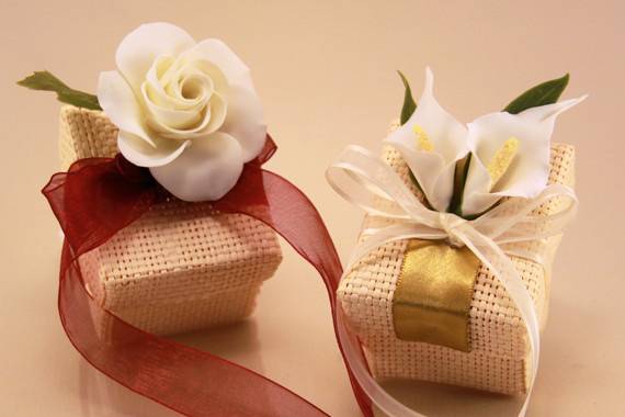 Customized favor boxes with Handcrafted flowers