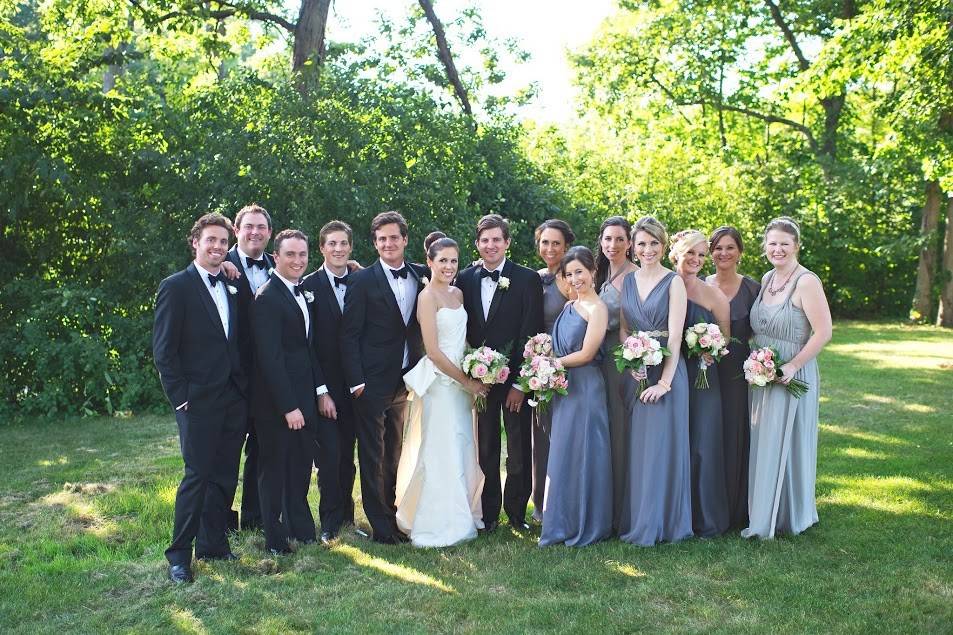 The couple with the bridesmaids and groomsmens