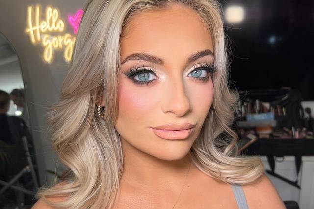 Glowy makeup