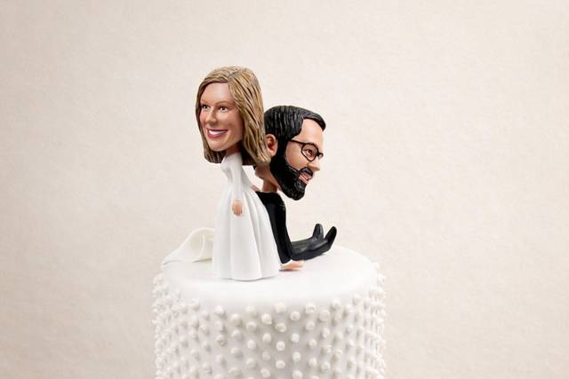 custom-wedding-cake-caricature-topper-sugar-paste-flowers-foco.jpg