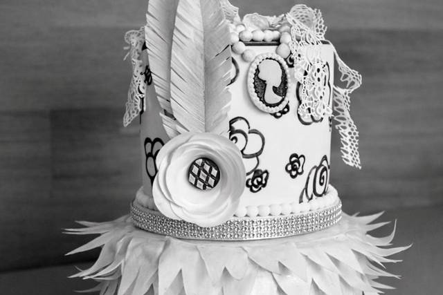 foco-feather-texture-black-white-wedding-cake.jpg