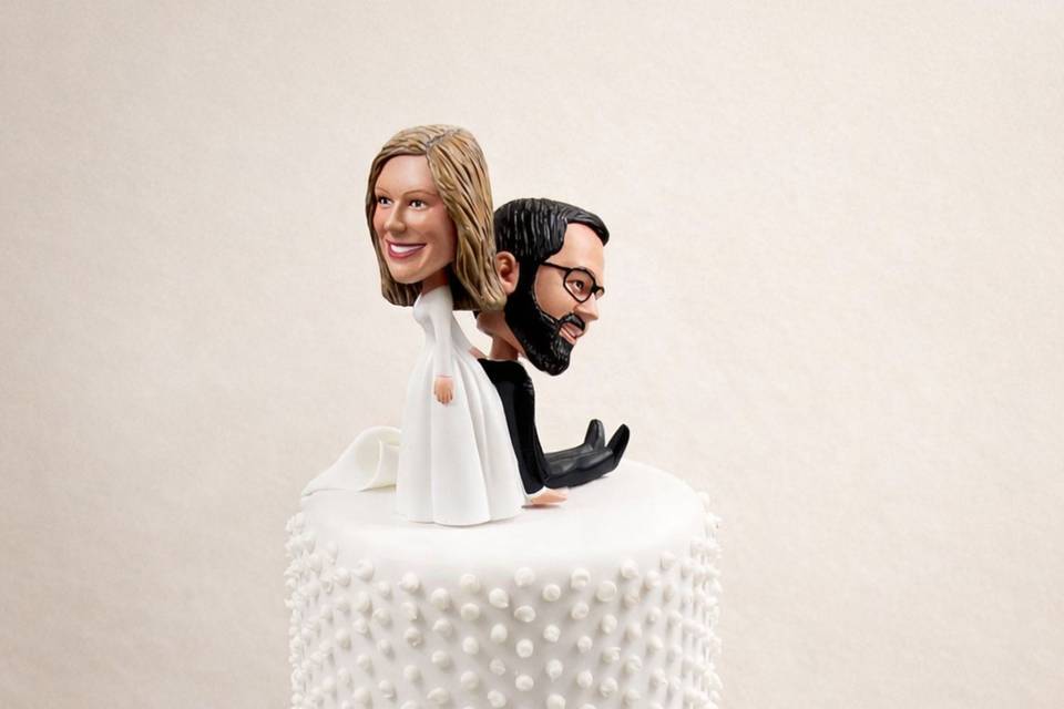 custom-wedding-cake-caricature-topper-sugar-paste-flowers-foco.jpg