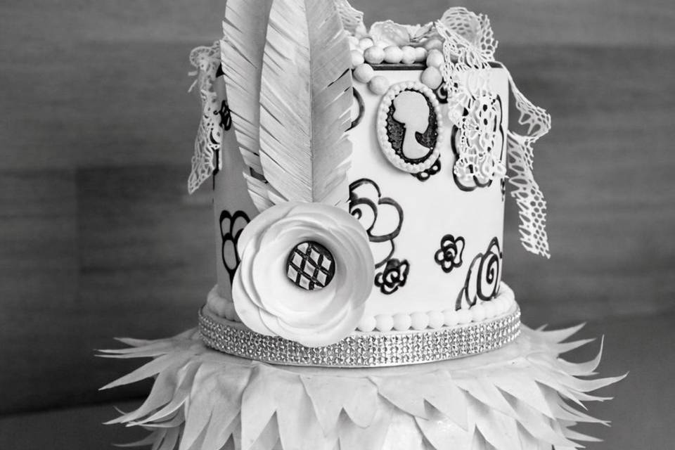 foco-feather-texture-black-white-wedding-cake.jpg