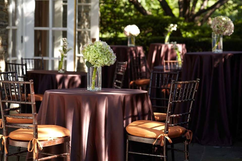 The Red Oak Patio is perfect for outdoor receptions and is complemented by lushly landscaped surroundings.
