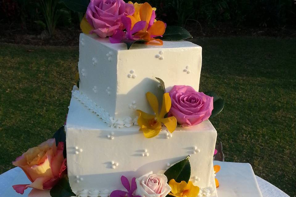 Bright colors for the cake- simple and elegant