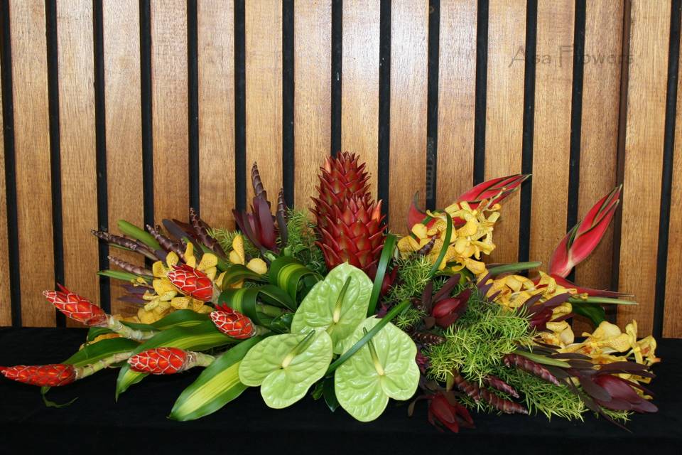 Long and low tropical centerpiece