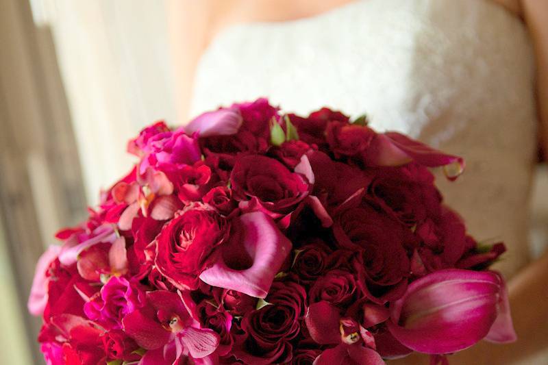 Raspberry tones for the bouquet