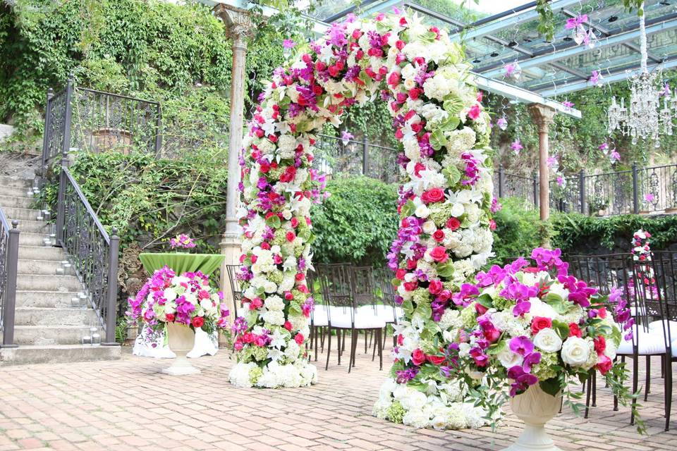 Arch and urns to start the Aisle