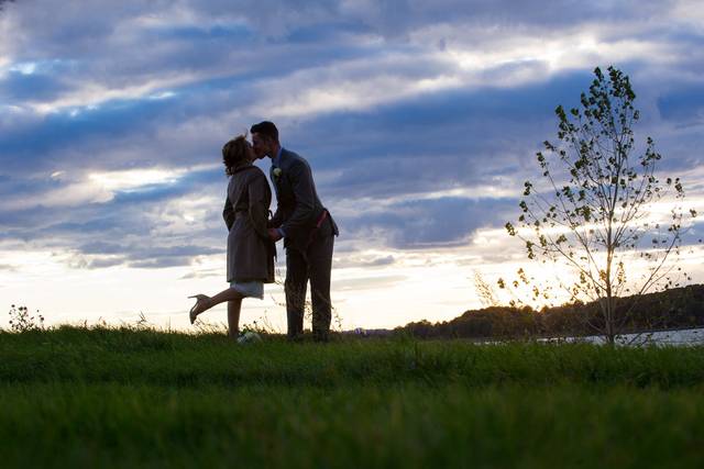 Silhouette of a kiss