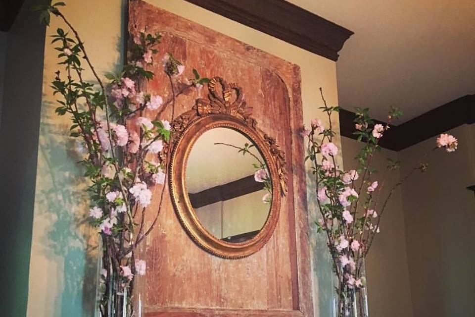 Elegant mirror design