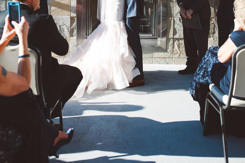 Wedding kiss | Elizabeth Bettis Photography