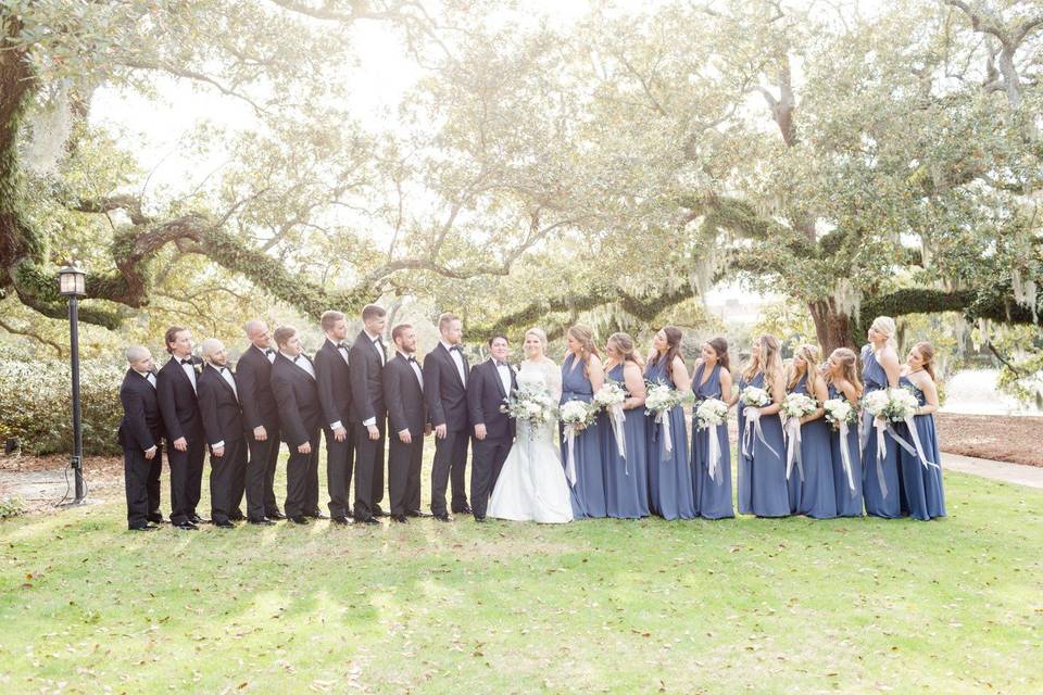 The couple with the bridesmaids and groomsmen​