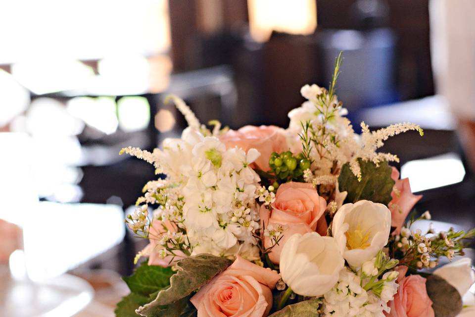 Bridal party table peach roses