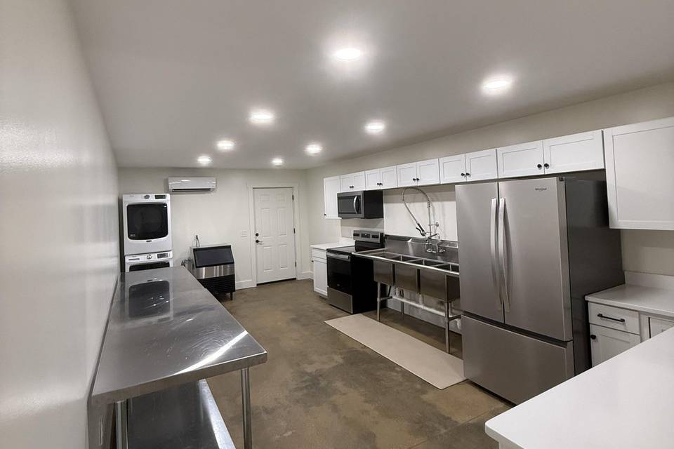 FULL KITCHEN