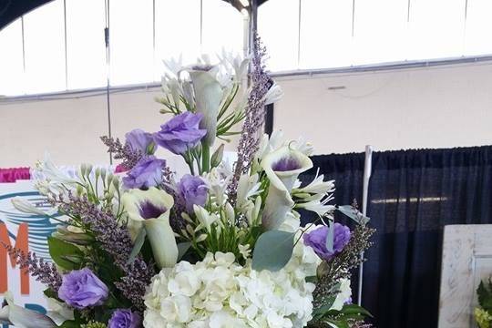 Tall centerpiece with hydrangeas and lavenders