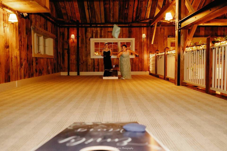 https://cdn0.weddingwire.com/vendor/206200/3_2/960/jpg/barn-at-gibbet-hill-mezz-cornhole_51_2602-170111628220508.jpeg