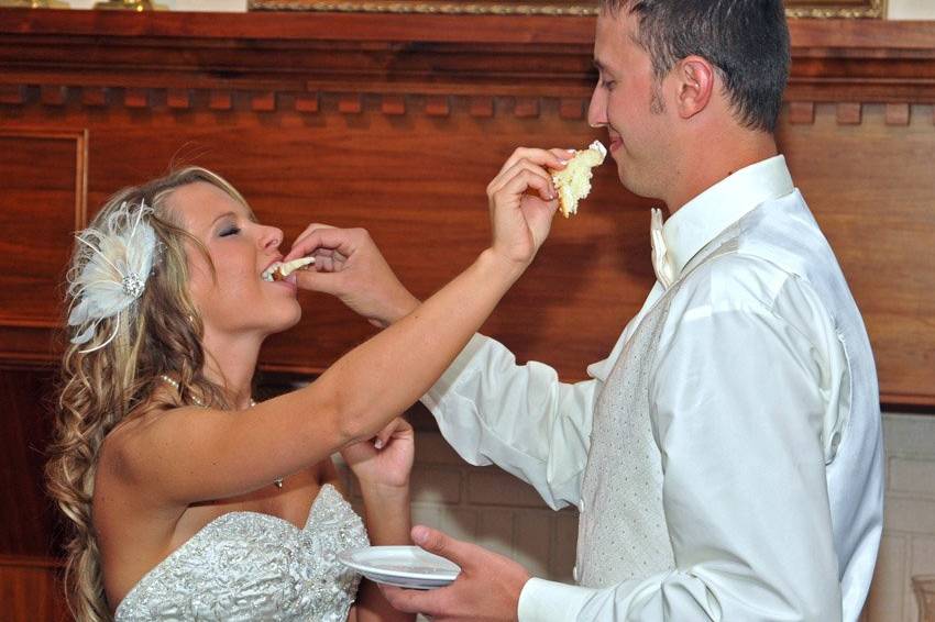 Couple cake eating