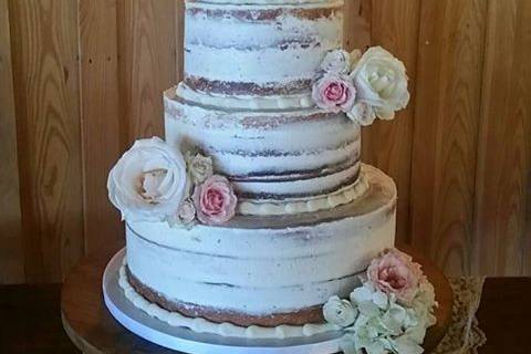 Naked cake design. Fresh flowers.