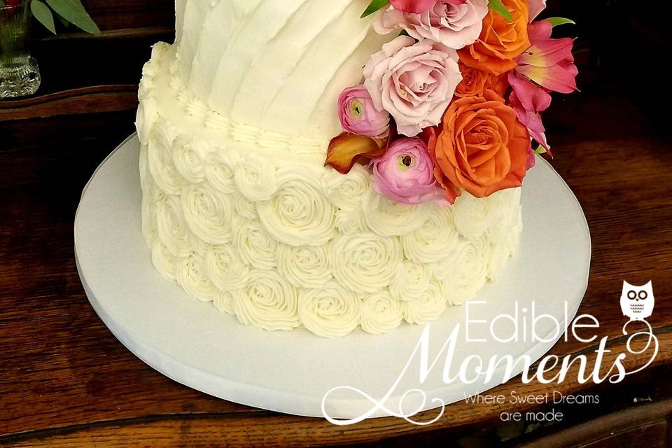 Naked cake design. Fresh flowers.