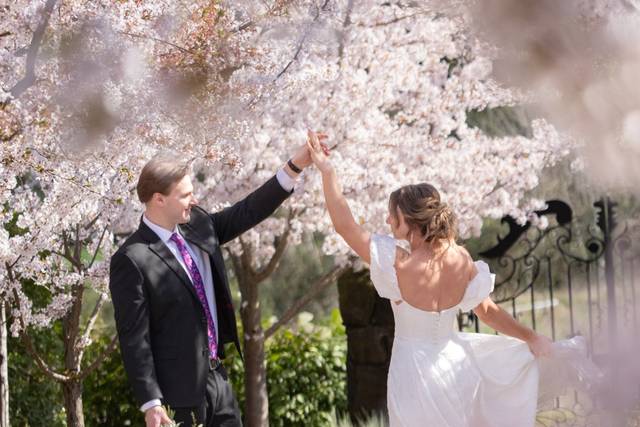 Bride & groom dance