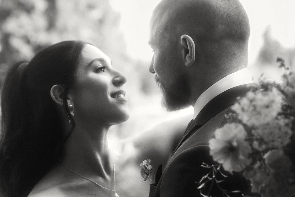 Timeless bride & groom photo