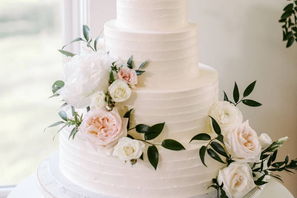 Lush blooms on cake