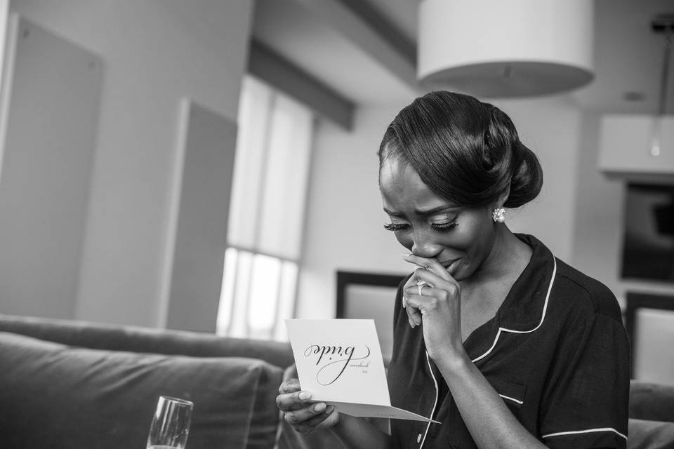 Bride reading note from Groom